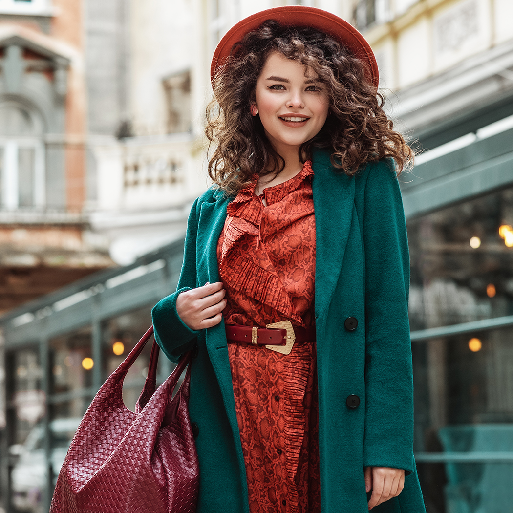 Sukienki jesień-zima 2020/2021 - odkryj modne fasony, które królują wśród trendów na ten sezon!